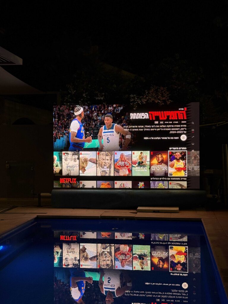 מסך לד לבריכה